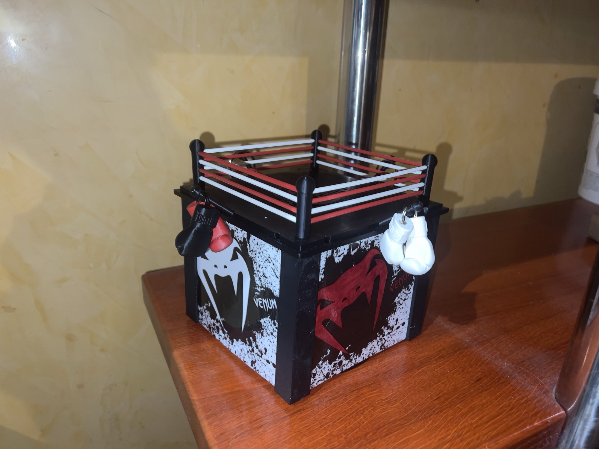 Espositore Ring stampato in 3D con i mini-guantoni appesi ai pali